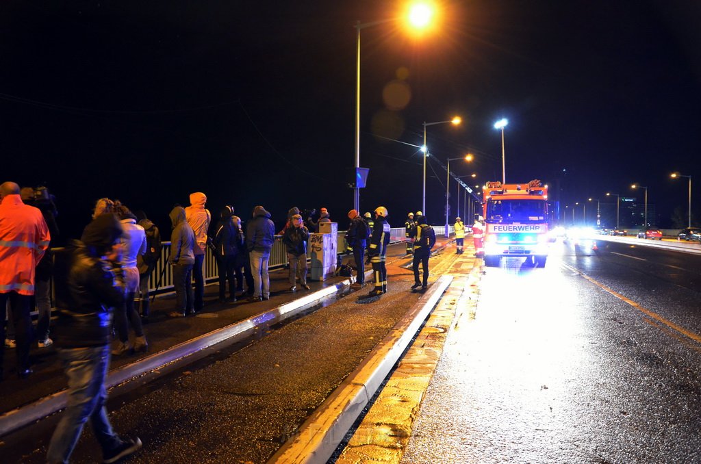 Einsatz BF Hoehenretter Koelner Seilbahn Hoehe Zoobruecke P2418.JPG